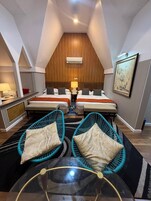 Quadruple Room | Meja, cadar katil 