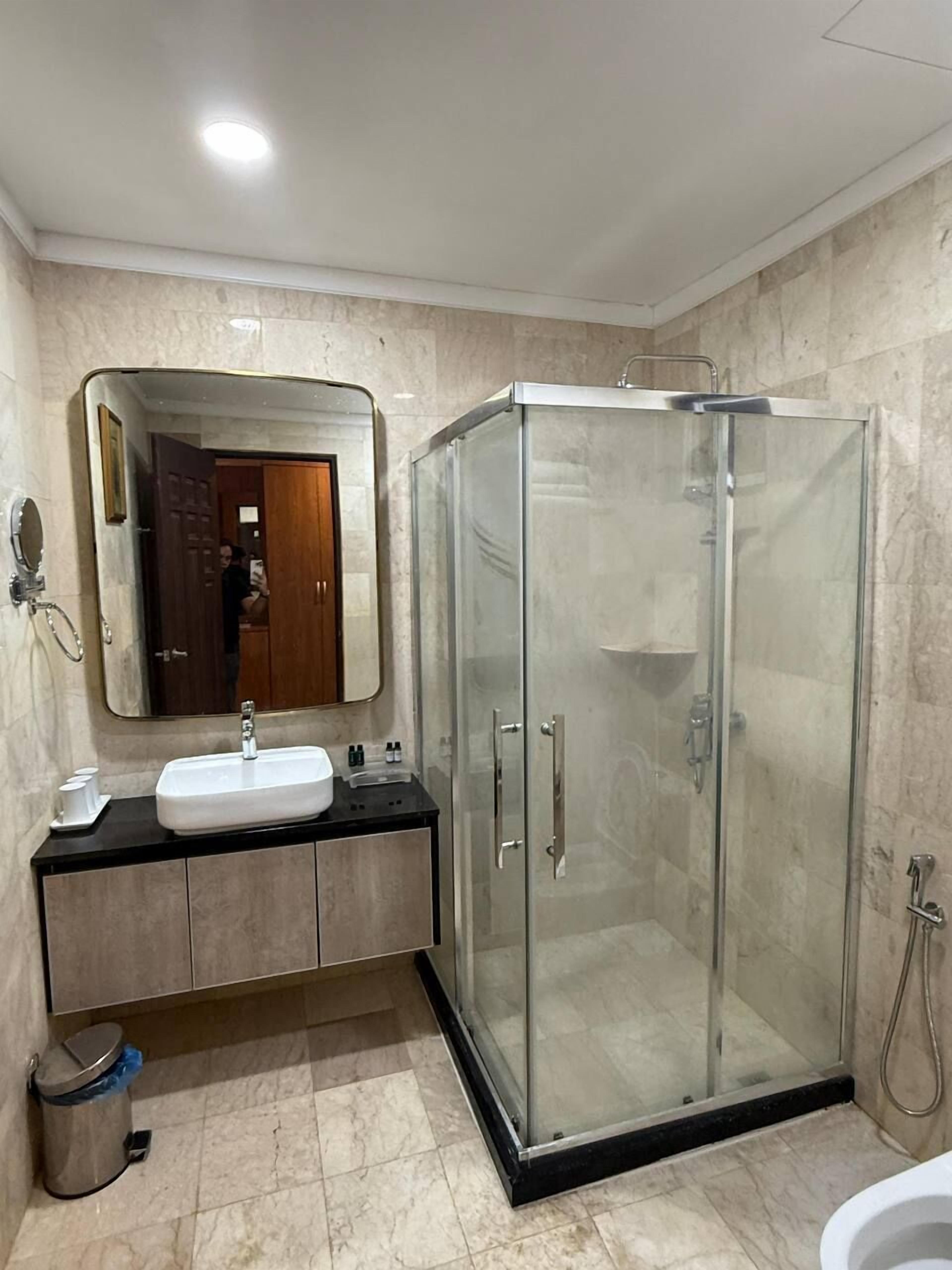 Premium Triple Room | Bathroom | Shower, free toiletries, towels, soap