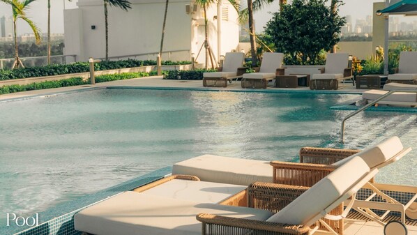 Una piscina al aire libre, una piscina climatizada