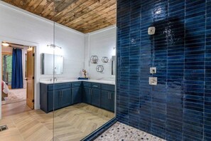 Dusche, Whirlpool, Handtücher, Seife