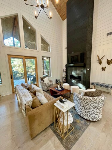 Farmhouse Fun! Pond, Views, Arcade+Games, Hot Tub