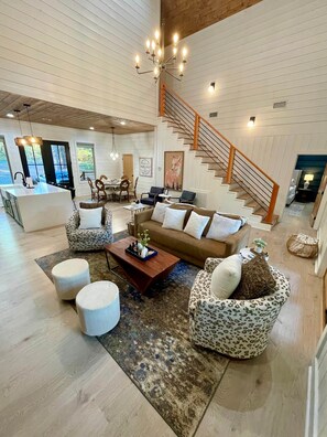 Smart TV, fireplace, video games - Private Farmhouse, Top Location, Views+Pond, Games (Broken Bow)