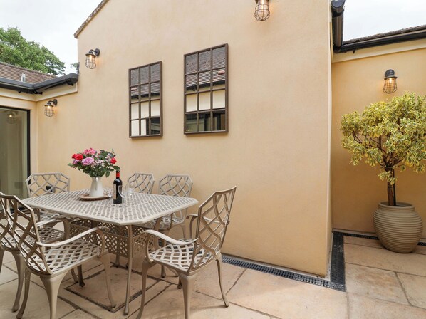 Outdoor dining - Old Cottage Hospital Annexe (Burford)