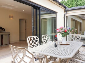 Outdoor dining - Old Cottage Hospital Annexe (Burford)