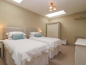 2 bedrooms, individually decorated, individually furnished, free WiFi - Old Cottage Hospital Annexe (Burford)