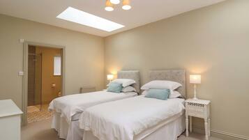 2 dormitorios, decoración individual, mobiliario individual