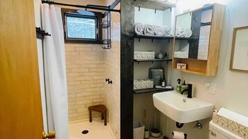 Een douche, een bidet, handdoeken