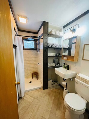 Douche, bidet, serviettes fournies