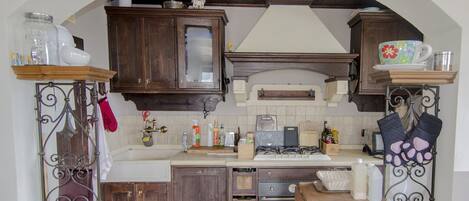 Réfrigérateur, four, lave-vaisselle, cafetiÚre/bouilloire