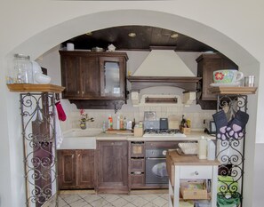 Kühlschrank, Ofen, Geschirrspüler, Wasserkocher mit Kaffee-/Teezubehör