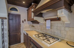 Fridge, oven, dishwasher, coffee/tea maker