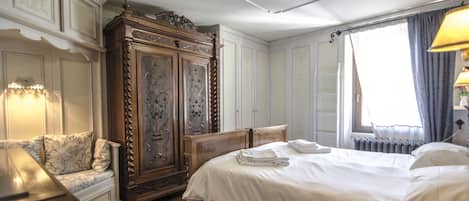 2 bedrooms, iron/ironing board, bed sheets