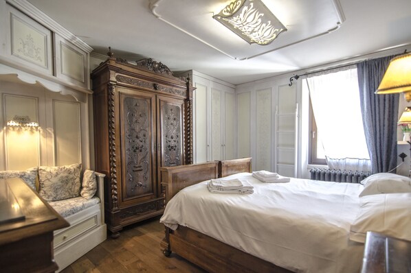 2 bedrooms, iron/ironing board, bed sheets