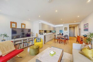 Smart TV, books - 2BDR Near Thames Path & Woolwich Elizabeth Line (London)