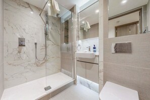 Shower, hair dryer, towels, shampoo