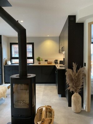 Réfrigérateur, un four, lave-vaisselle, cafetière-théière