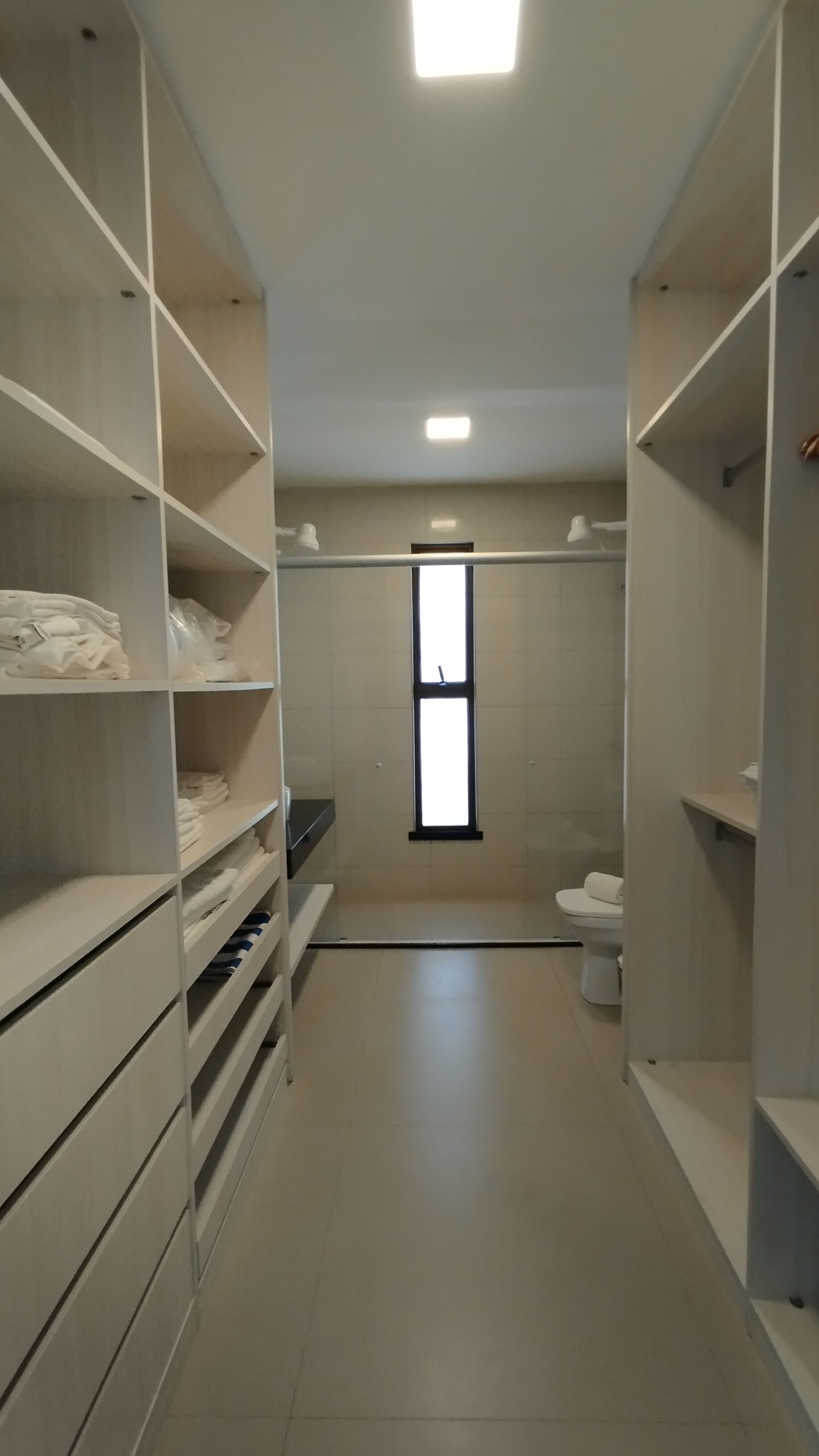 Chuveiro, secador de cabelo, bidê, toalhas de banho