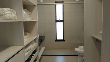 Chuveiro, secador de cabelo, bidê, toalhas de banho