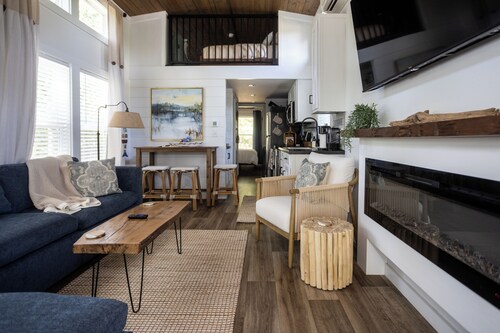 Lake Retreat- Mins to CU- Kayaks, Fire Pit, Dock