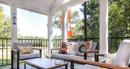 Lake Retreat- Mins to CU- Kayaks, Fire Pit, Dock
