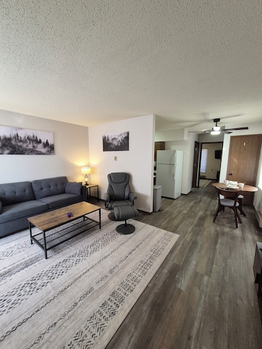 Charming 1-bedroom apartment on the edge of Bucklin with AC & wifi.