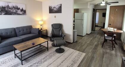 Charming 1-bedroom apartment on the edge of Bucklin with AC & wifi.