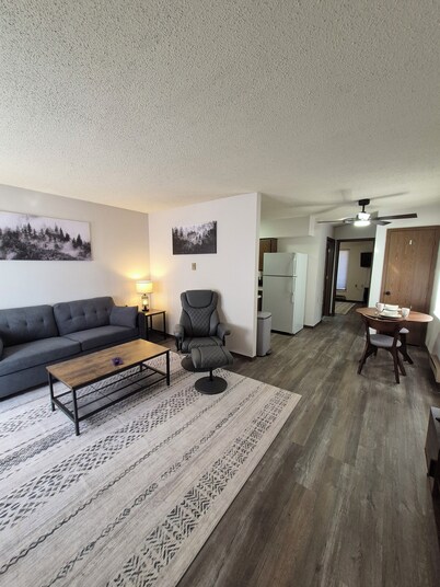 Charming 1-bedroom apartment on the edge of Bucklin with AC & wifi.