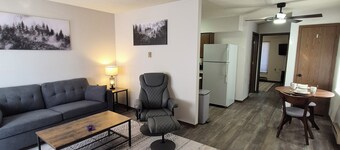 Charming 1-bedroom apartment on the edge of Bucklin with AC & wifi.