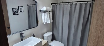 Charming 1-bedroom apartment on the edge of Bucklin with AC & wifi.