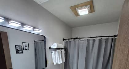 Charming 1-bedroom apartment on the edge of Bucklin with AC & wifi.