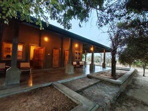 Vista frontal de la propiedad