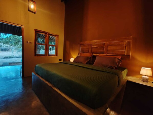 Escritorio, espacio para trabajar con laptop y wifi gratis