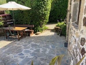 Outdoor dining - Studio in the heart of nature (Saint-Sylvestre)