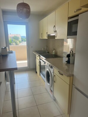 Private kitchen - CANNES Croix des Gardes 2P Grande Terrasse Piscine Parc (Cannes)