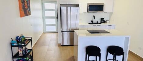 Frigorífico, microondas, placa de cocina y cafetera o tetera