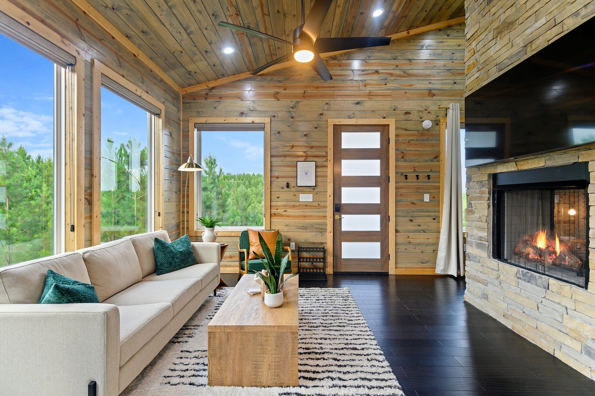 Een smart-tv en een open haard