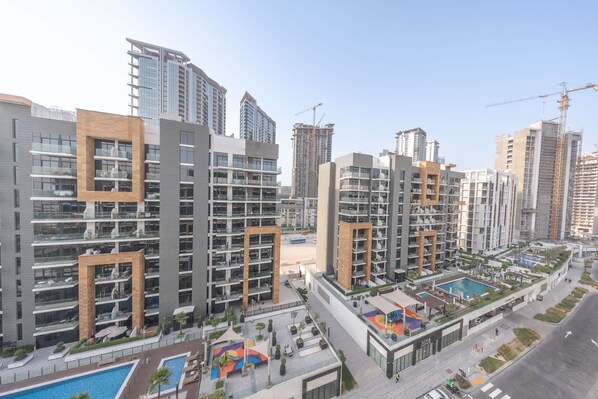 Studio | Internet - Elegant Studio in Meydan Sleeps 3 With Pool (Dubai)