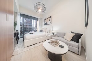 Studio | Internet - Elegant Studio in Meydan Sleeps 3 With Pool (Dubai)