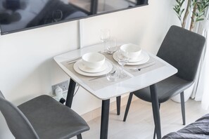 Studio | Internet - Elegant Studio in Meydan Sleeps 3 With Pool (Dubai)