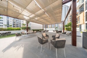 Internet - Elegant Studio in Meydan Sleeps 3 With Pool (Dubai)