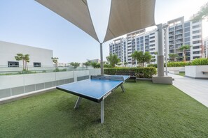 Studio | Internet - Elegant Studio in Meydan Sleeps 3 With Pool (Dubai)
