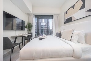 Internet - Elegant Studio in Meydan Sleeps 3 With Pool (Dubai)