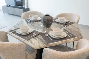 2 bedrooms, Internet - Downtown Dubai 2 Bed Apartment With City View (Dubai)