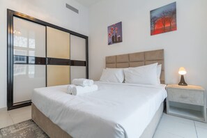 Apartment - Studio City Sleeps 5 Close to Golf Courses (Dubai)