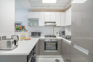 Apartment - Studio City Sleeps 5 Close to Golf Courses (Dubai)