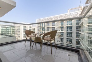 Apartment - Studio City Sleeps 5 Close to Golf Courses (Dubai)