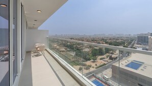 Apartment - Vibrant Al Furjan Unit Sleeps 4 With Pool and Gym (Dubai)