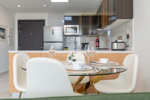 2 bedrooms, Internet - Vibrant Al Furjan Unit Sleeps 4 With Pool and Gym (Dubai)