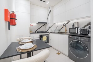 Studio | Internet - Business Bay Studio With Private Jacuzzi (Dubai)