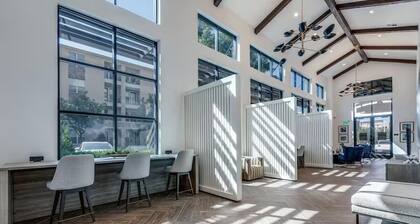 Charming & Cozy 1BR/1BA/2BEDS. Pool/Gym/Shops